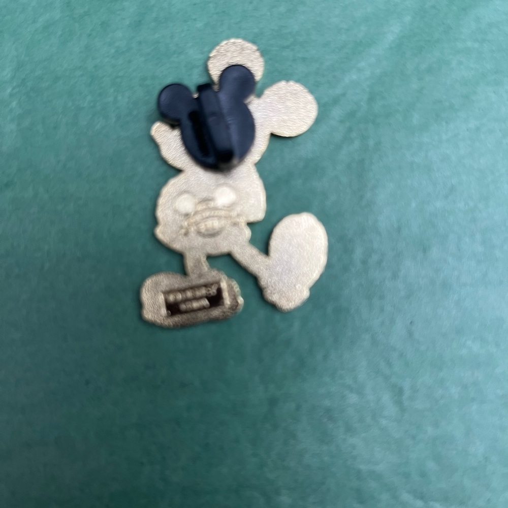 Mickey Mouse pin - Picture 2 of 2